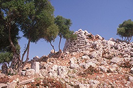 Restes d'altres cases entre el talaiot central i la muralla